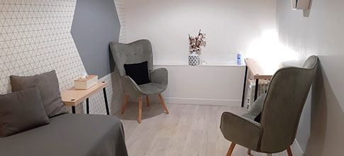 Salle de consultation avec deux fauteuils gris