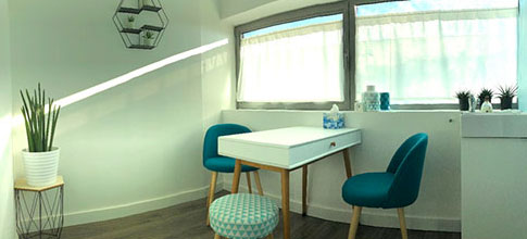 Salle de consultation lumineuse avec table et chaises turquoise